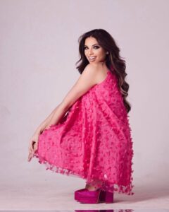 A pink dress can make any day brighter. 💕💕_._._._._._._📸- _ianavisuals_📍- _fdphotostudios_chi_._._._._._._.___model _modeling _chicagomodel _chi(